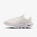 ナイキ モティバ 25cm ウィメンズ /クリーム【新品未使用】 NIKE（ナイキ）の「【NIKE】ナイキ モティバ ウィメンズ